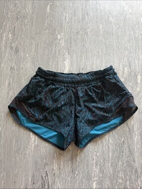 Lululemon Black and Blue Patterned 2.5’ Hotty Hot Shorts